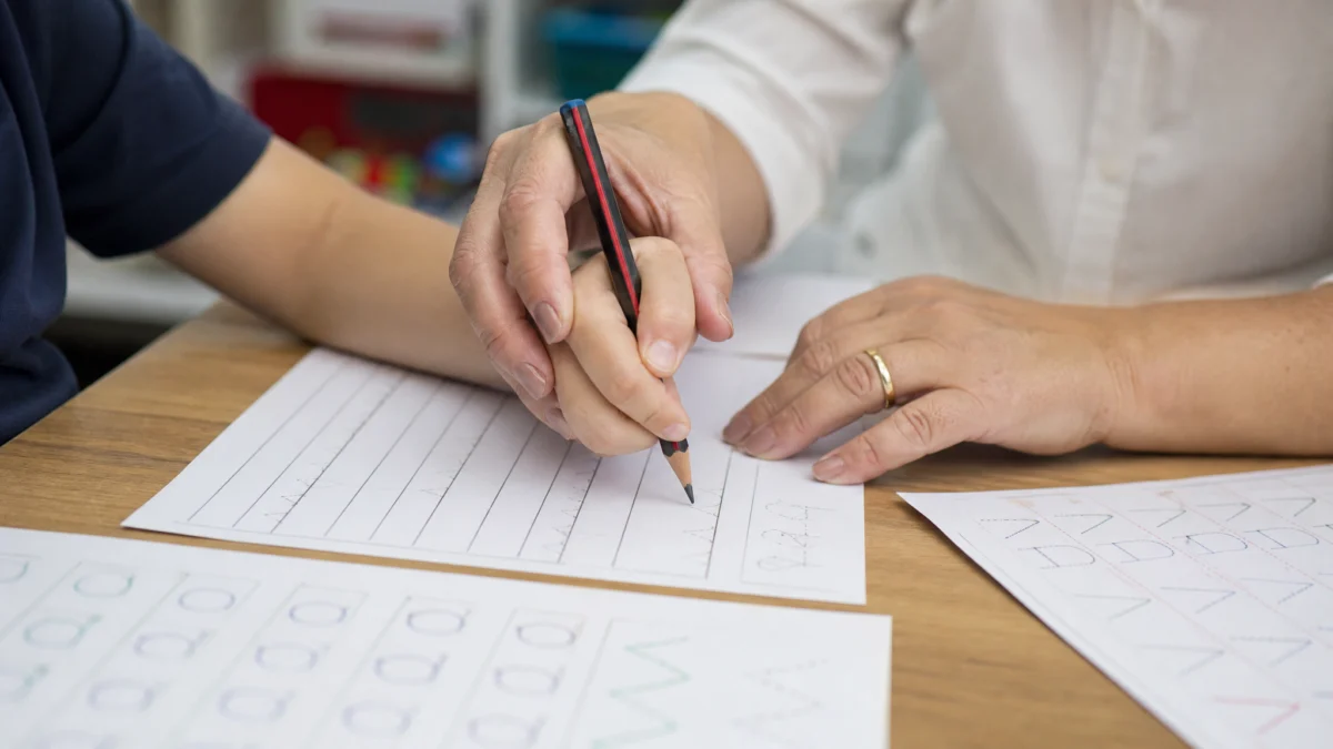 Qui pratique la rééducation de l'écriture : graphothérapeute, graphopédagogue, orthophoniste — Graphothérapie rééducation ...